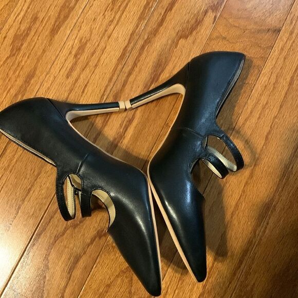 Size 5.5 NWOT black heels.  Chic & stylish - Picture 2 of 9
